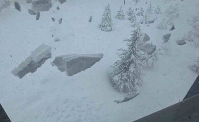 Bitlis’te çatılardaki kar tehlikesi devam ediyor