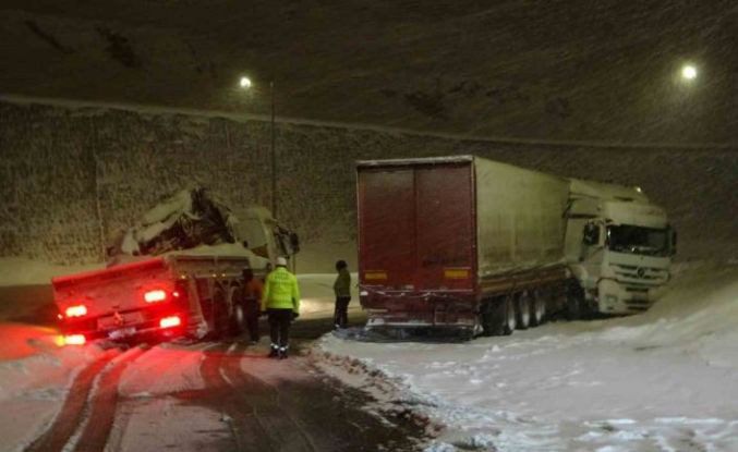 Bitlis’te kar yağışı kazaları da beraberinde getirdi