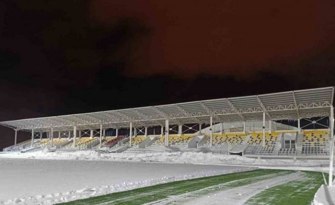 Bitlis’te karla kaplı stat temizlendi