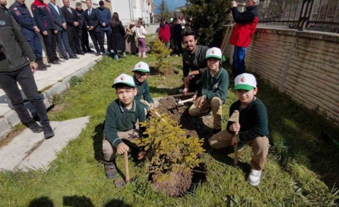 Bolu’da ilkokul öğrencileri fidan dikti