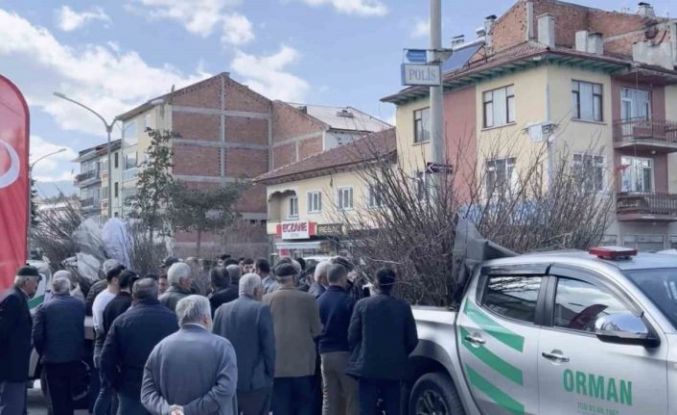 Cami önünde dağıtılan 2 bin fidan dakikalar içerisinde tükendi