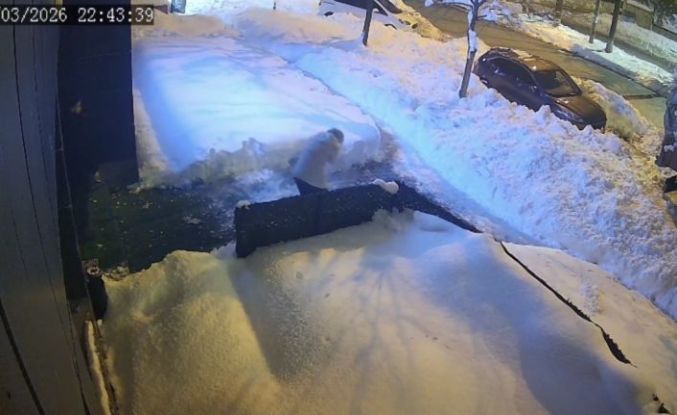 Çatıdan düşen kar kütlesi az daha can alıyordu