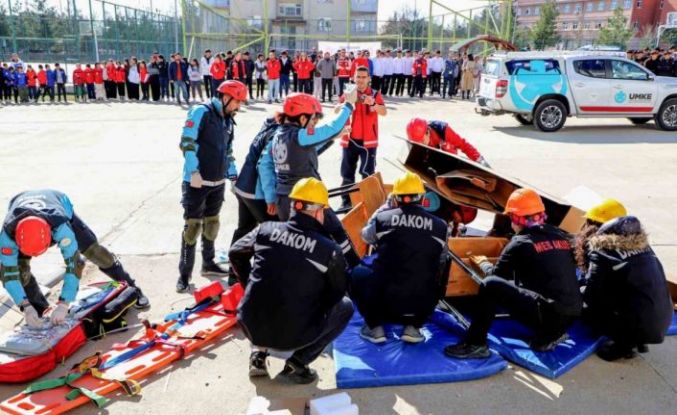 Deprem Haftası’nda öğrencilere afet tatbikatı