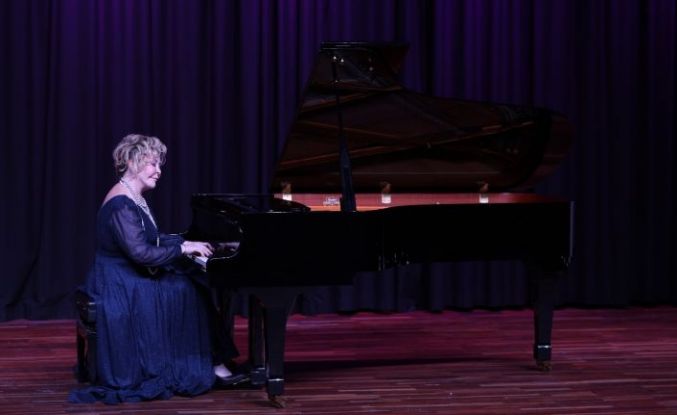 Dünyaca ünlü piyanist Gülsin Onay Denizli’de öğrencilerle buluştu