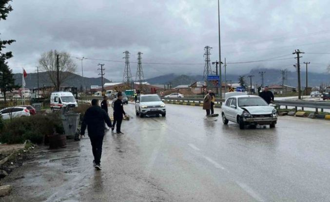 Eğirdir’de otomobil bariyerlere çarptı: 1 yaralı