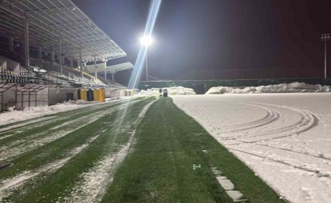 Eren Stadyumu’nda kar temizliği