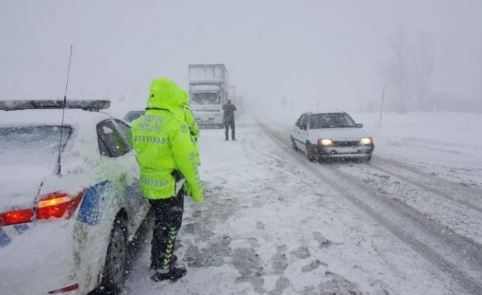 Erzincan güne karla uyandı: Kar ve sis ulaşımı aksattı