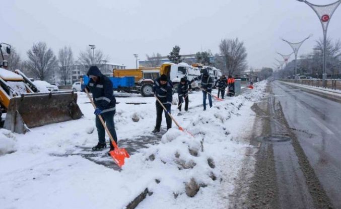 Erzincan’da karla mücadele çalışmaları sürüyor
