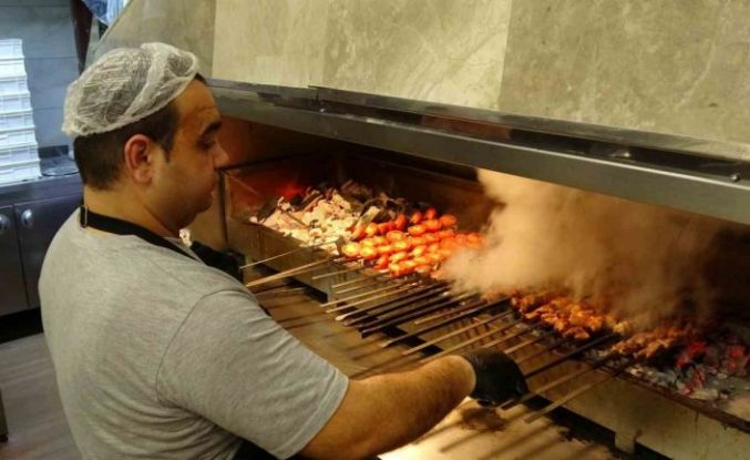 Gaziantep’te kebapçılar iftarda dolup taşıyor
