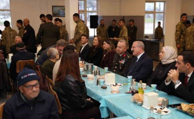 Gelibolu’da şehit aileleri, gaziler ve askerlerle iftar yapıldı