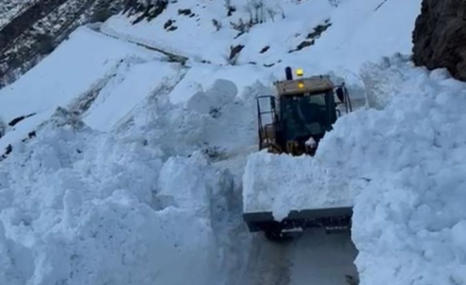 Hizan’da köy yoluna çığ düştü