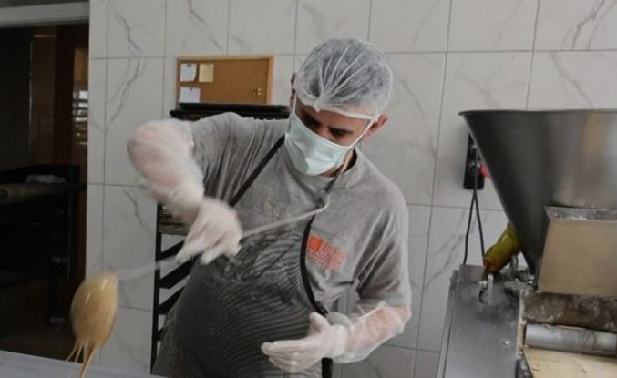 İftar ve sahur sofralarının vazgeçilmezi tahinli pide ilgi görüyor