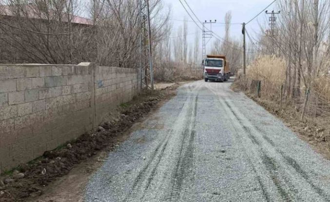 Iğdır’da köy yolunda onarım ve kumlama çalışması