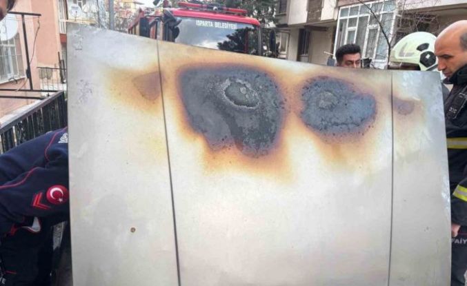 Isparta’da park halindeki Tofaş’ın motor kısmı yandı