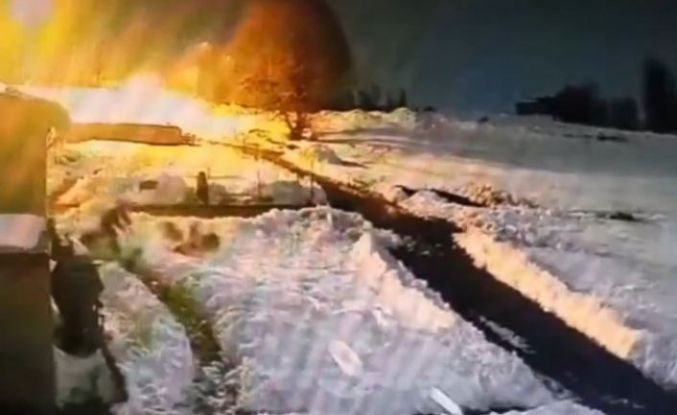 Kars’ta kurt sürüsünü kürekle kovalayan vatandaş kamerada