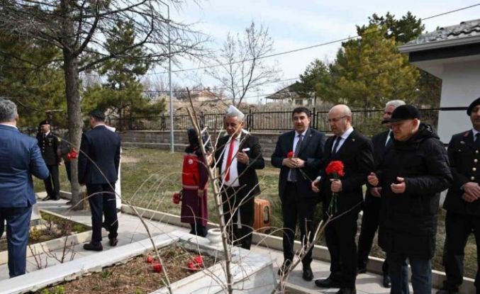 Kırşehir’de şehit kabirlerine karanfil bırakıldı