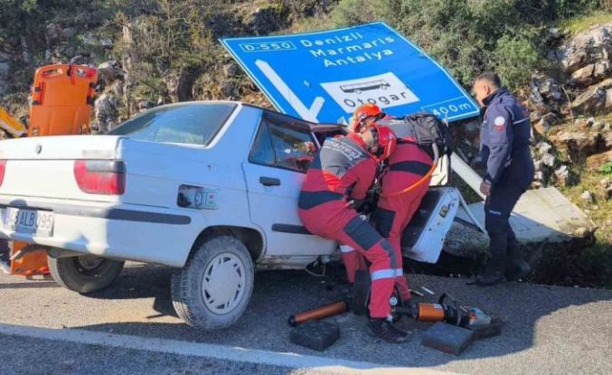 Menteşe’de kazada alev alan araçtaki 2 kişi ekiplerce kutarıldı