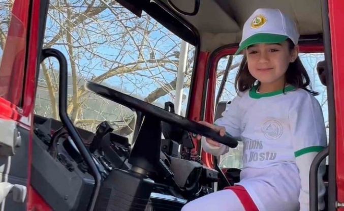 Minik öğrenciler ilk kez itfaiye aracına bindiler