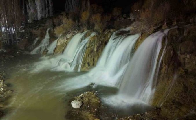 Muradiye Şelalesi mevsimlerin ötesinde bir güzellik