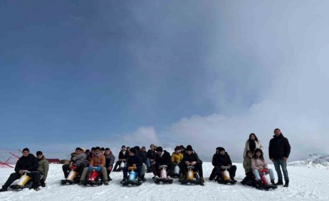 Öğrenciler kayak merkezinde doyasıya eğlendi