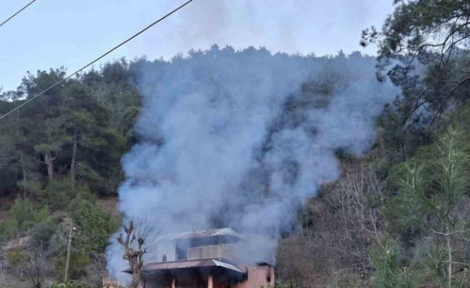 Ormanlık alandaki yayla evi yanarak kullanılmaz hale geldi