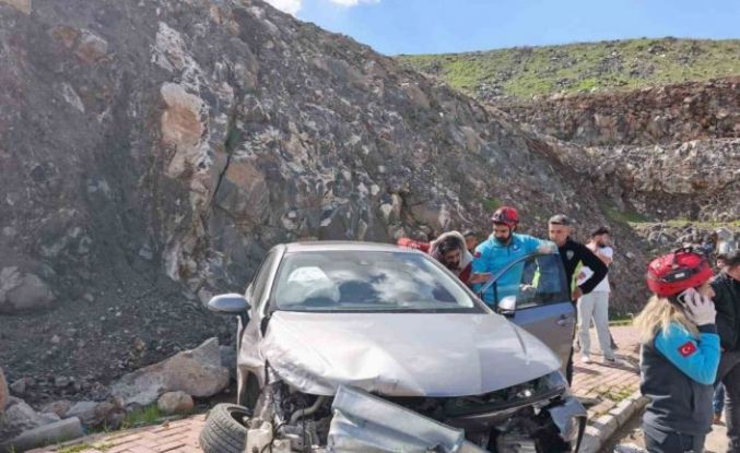 Şanlıurfa’da otomobil bariyerlere çarptı: 3 yaralı