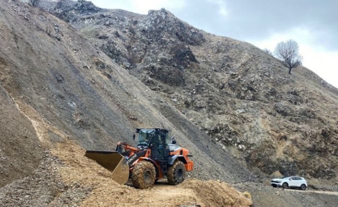 Sason’da heyelan nedeniyle ulaşıma kapanan köy yolu ulaşıma açıldı