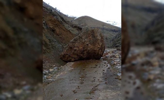Sason’da yamaçtan düşen kaya, köy yolunu ulaşıma kapattı