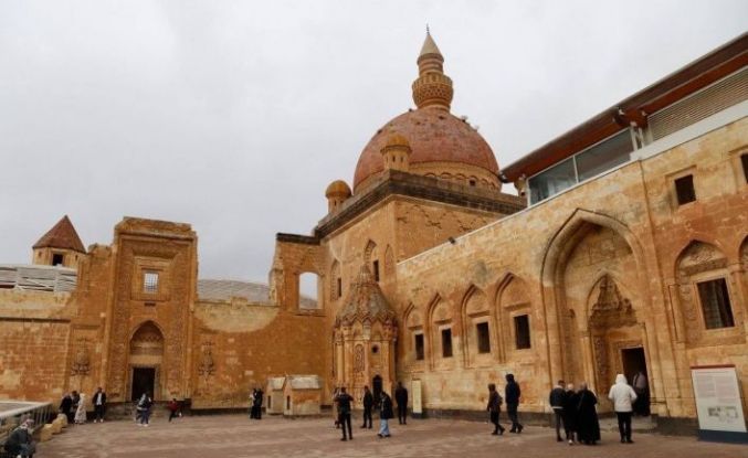 Selçuklu izleriyle yükselen İshak Paşa Sarayı ihtişamıyla göz kamaştırıyor