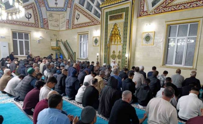 Selendi’de Kadir Gecesi’nde camiler dolup taştı