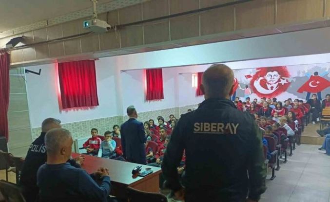 Siber polisi öğrencileri sanal dünyadaki risk ve tehditler hakkında bilgilendiriyor