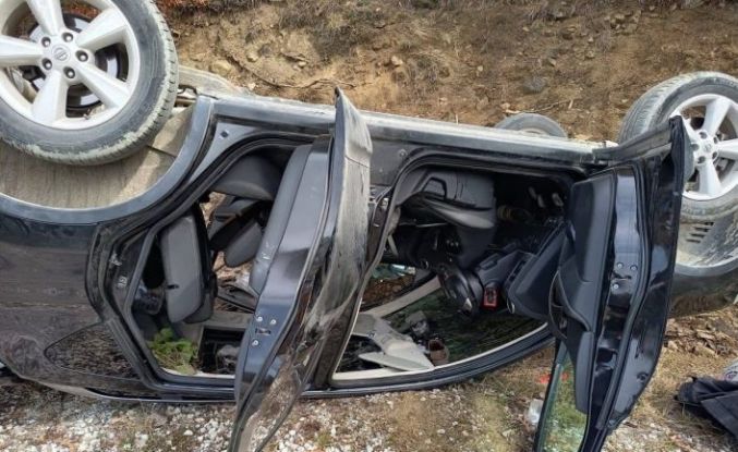 Sinop’ta kontrolden çıkan araç takla attı