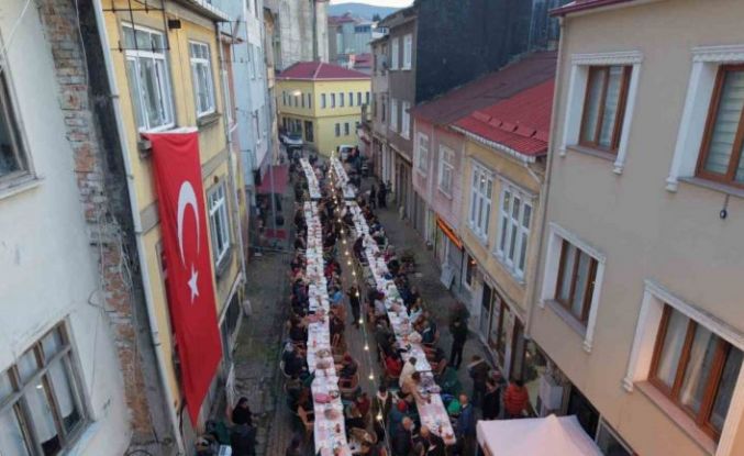 Tarihi sokakta paylaşım sofrası