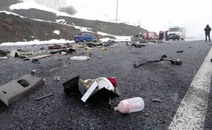 Tatvan’daki trafik kazasında ölü sayısı 3 oldu: Kazada ağır yaralanan 6 aylık bebek hastanede vefat etti