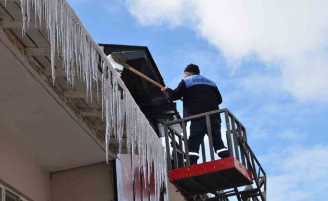 Tercan’da buz sarkıtları temizlendi