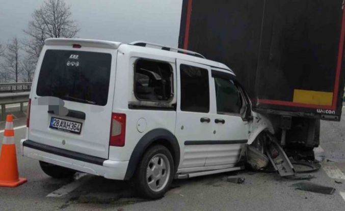 Tırın dorsesine çarpan hafif ticari araç hurdaya döndü: 2 yaralı