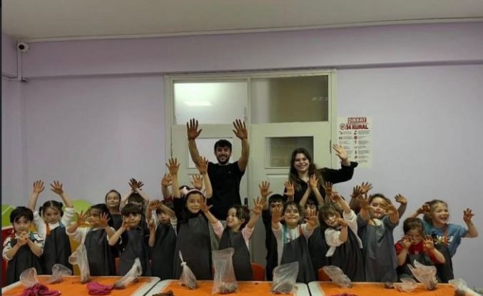 Toprakla buluşan minik ellerden renkli eserler