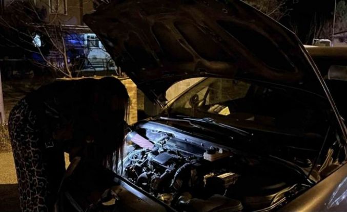 Uygulama noktasında arızalanan otomobilin yardımına, uygulamada durdurulan genç kadın usta koştu
