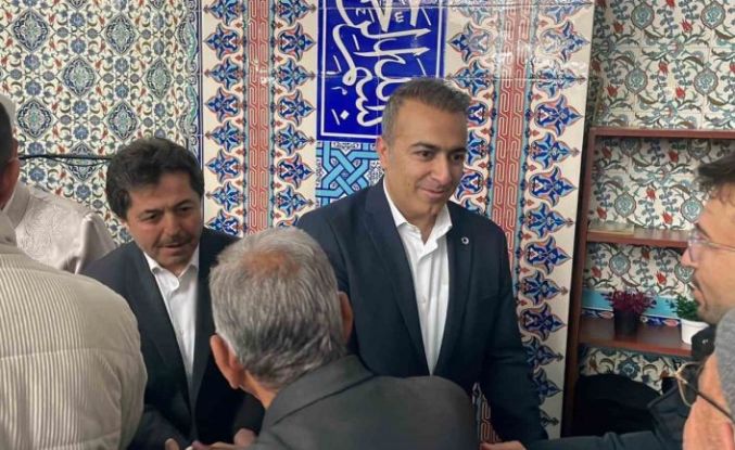 Vali Çiçek ve protokol üyeleri namaz sonrası vatandaşlarla bayramlaştı