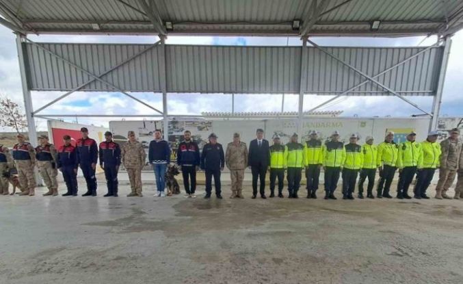 Vali Kalaylı uygulama noktasında güvenlik güçleri ve vatandaşlarla bayramlaştı