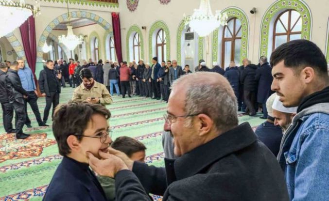 Vali Toraman, namaz sonrası vatandaşlarla bayramlaştı