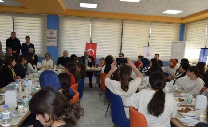 Vali Zorluoğlu, Dicle’de gençlerle buluştu