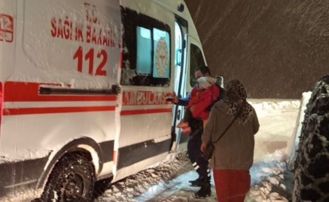 Yoğun kar engel olamadı: Ekipler hastayı 112’ye yetiştirdi