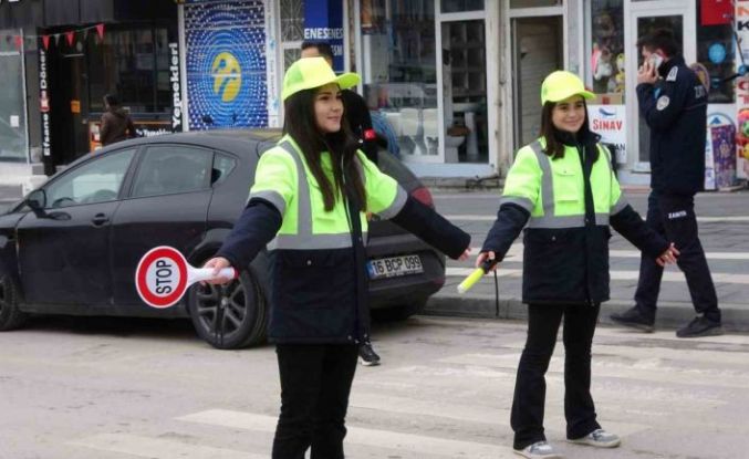 Yozgat’ta öğrenciler trafiğe yön verdi