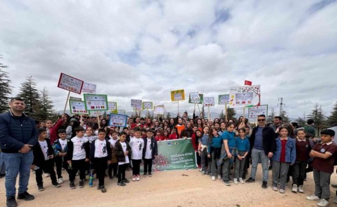 15 okuldan 230 öğrenci 115 fidanı toprakla buluşturdu