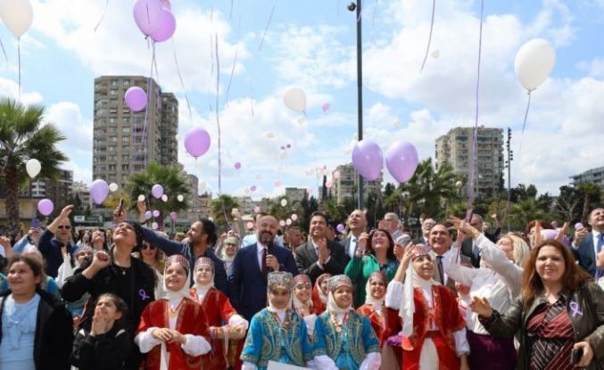 Adana’da gökyüzüne mor balonlar bırakıldı