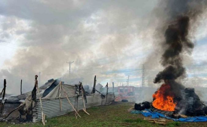 Ağıl ve saman balyaları alev alev yandı