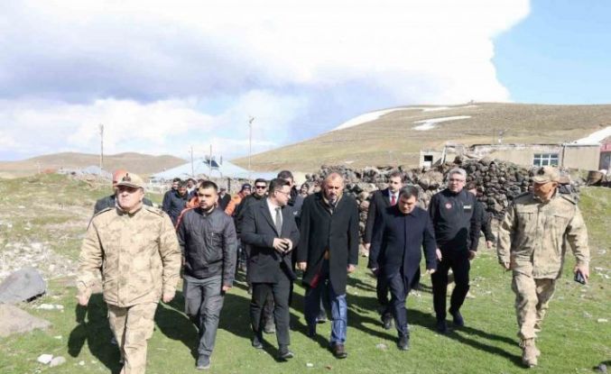 Ağrı Valisi Önder Bozkurt deprem bölgesinde