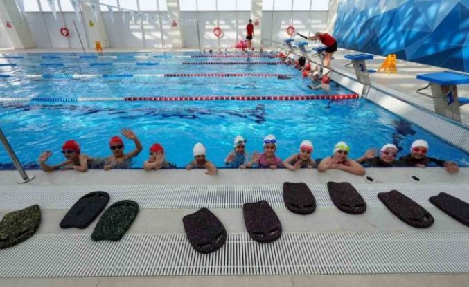 Akçaabat’ta minik yüzücüler yetişiyor