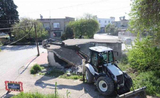 Akdeniz’de tehlike saçan metruk yapılar yıkılıyor